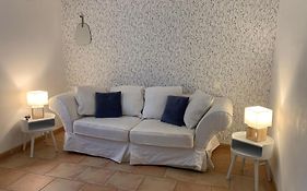 Chambre et salon 4 personnes, salle de bains et WC privés dans maison provençale chez l'habitant